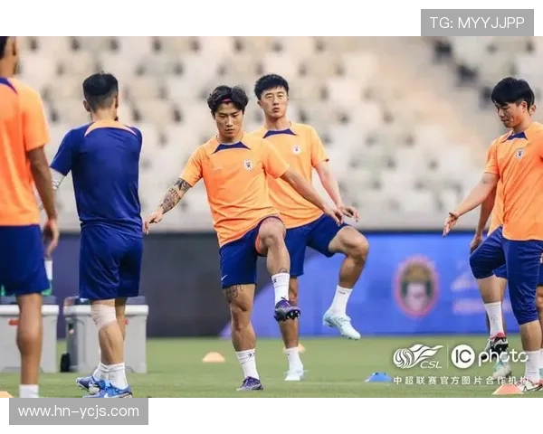 山东泰山队在武汉体育中心进行赛前踩场训练为即将到来的比赛做好准备